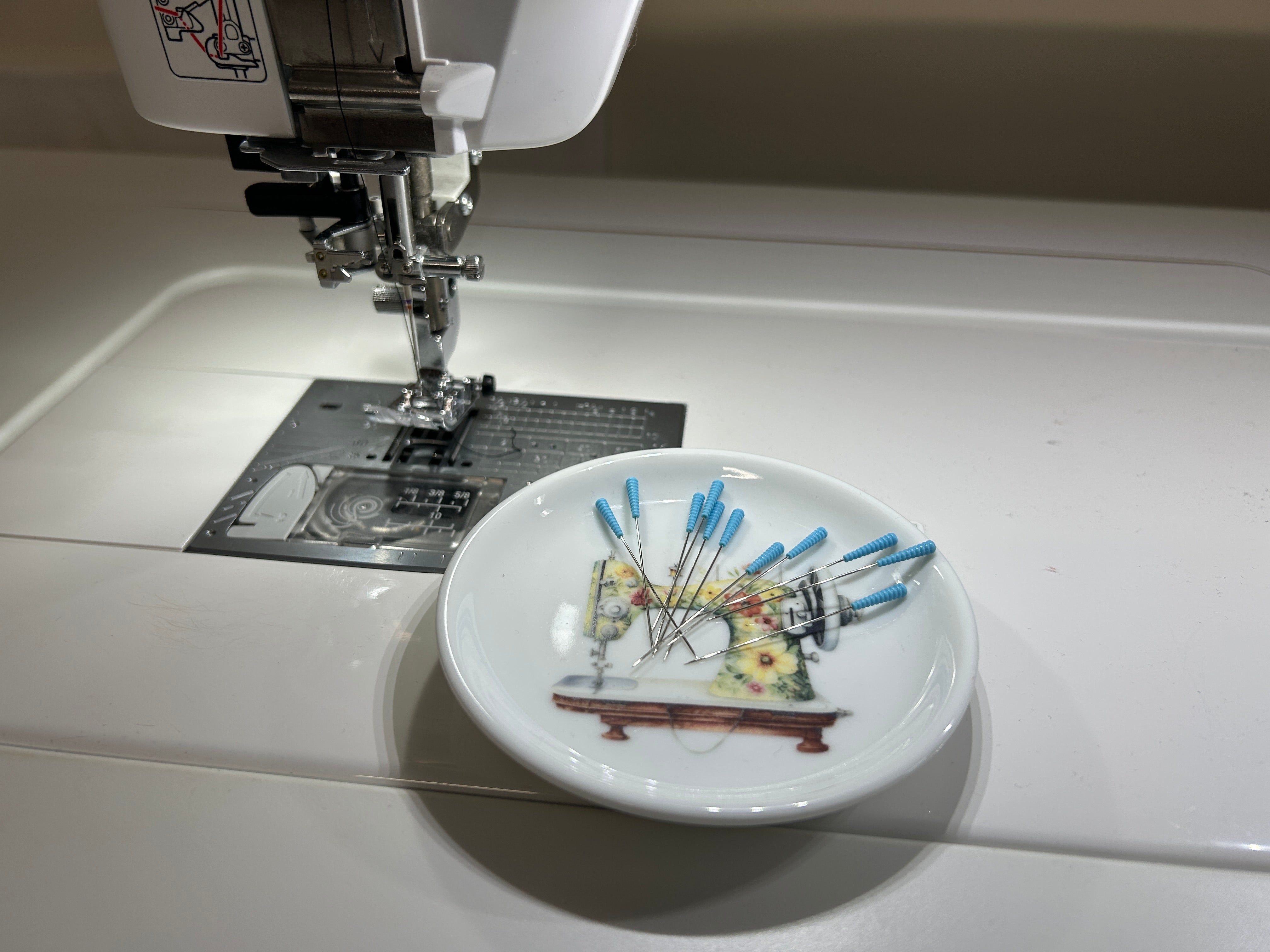 Sewing machine with a ceramic magnetic base pin dish, Courtly Quilter